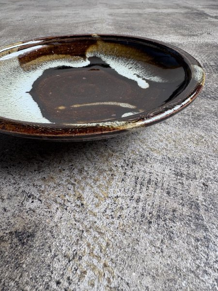 画像1: 西持田窯　6.5寸ふち返し皿 (1)