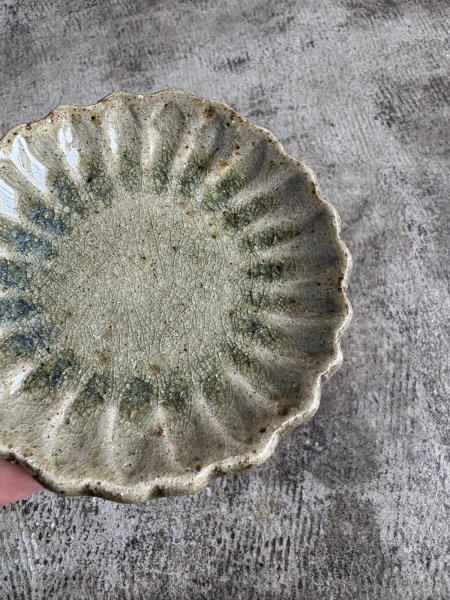 画像5: 西持田窯 しのぎ花型皿 (5)