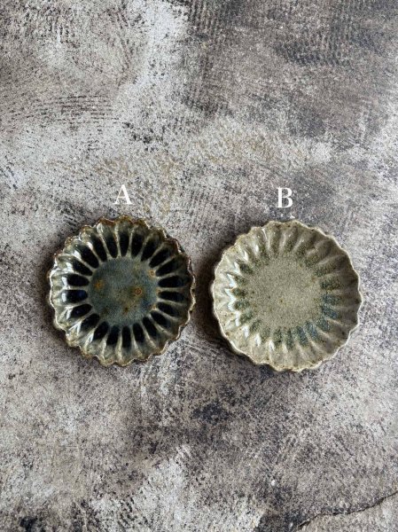 画像2: 西持田窯 しのぎ花型皿 (2)