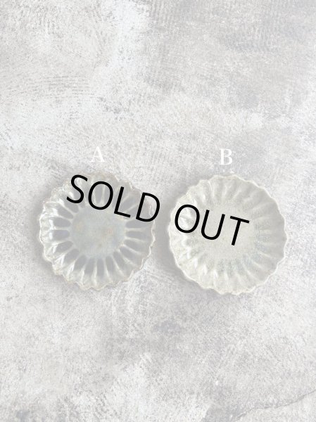 画像2: 西持田窯 しのぎ花型皿 (2)