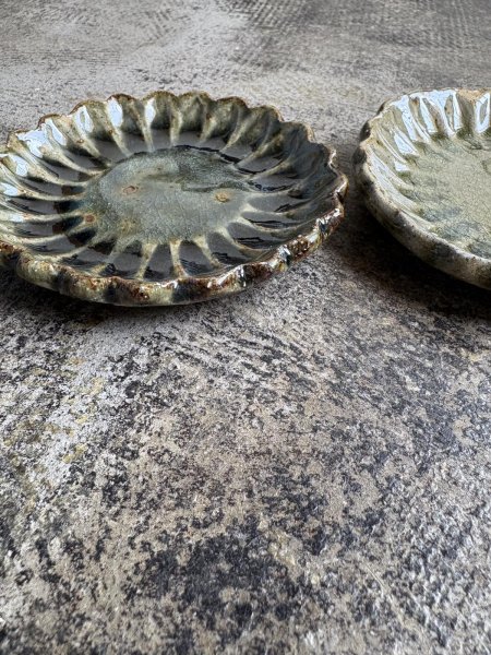 画像4: 西持田窯 しのぎ花型皿 (4)