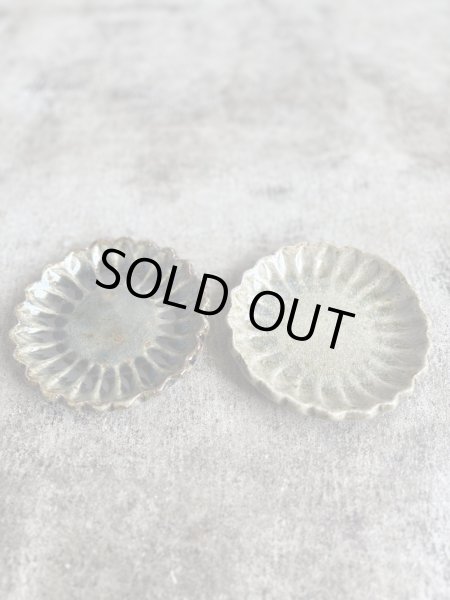 画像1: 西持田窯 しのぎ花型皿 (1)