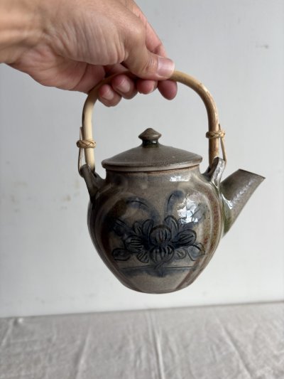 画像1: 登川均 土瓶（線彫椿文）