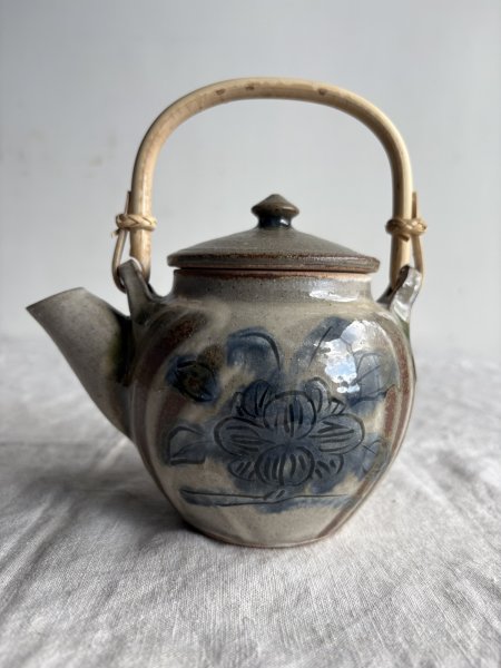 画像1: 登川均 土瓶（線彫椿文） (1)